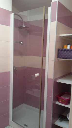 تجهيزات دش، مراحيض شطف، مناشف، ورق حمّام