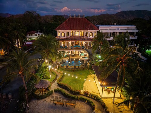 Beachfront Mansion w/Private Chef, sleeps up to 26 - Casa Taj 9 BR