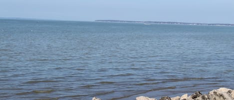 Vlak bij het strand, ligstoelen aan het strand, strandlakens