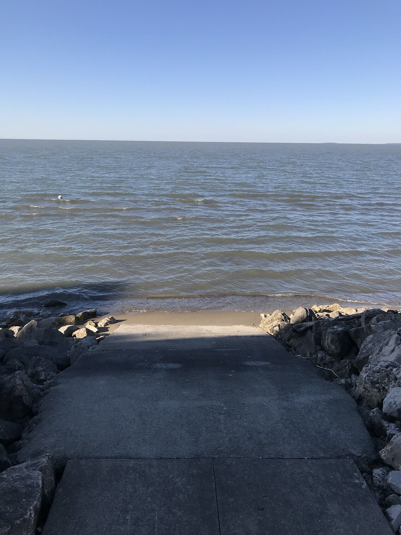 Beach nearby, sun loungers, beach towels