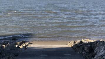 Perto da praia, espreguiçadeiras, toalhas de praia