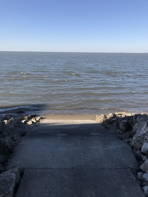 Tæt på stranden, liggestole, badehåndklæder