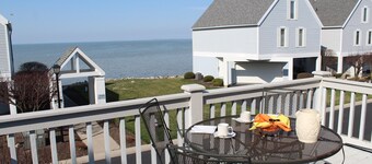 AMAZING! 4Bed/3Bath Water's Edge Beach House with Pool and Hot Tub!