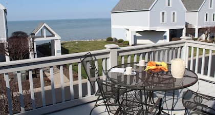 AMAZING! 4Bed/3Bath Water's Edge Beach House with Pool and Hot Tub!