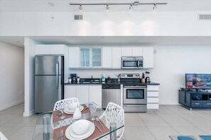Refrigerador, microondas, horno y parrilla de estufa 