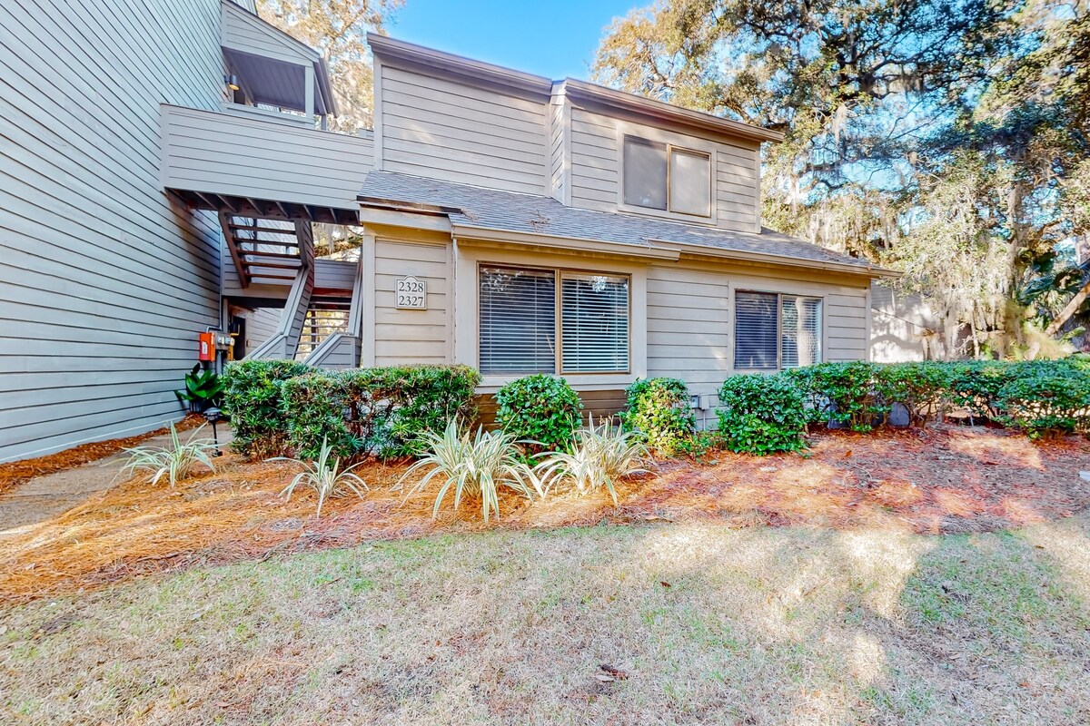 Dog-friendly villa w/ lagoon views & an updated interior - near beach & pools