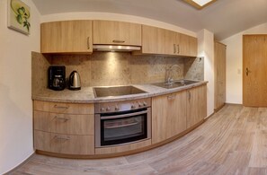 Kjøleskap, ovn, kokeplater og oppvaskmaskin