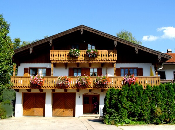 Exterior - Attic apartment Falkensee up to 4 persons, 60 sqm, 2 bedrooms, balcony, TV (Inzell)