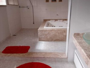 Een douche, handdoeken