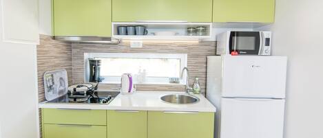 Eigene Küche | Kühlschrank, Mikrowelle, Herdplatte, Wasserkocher