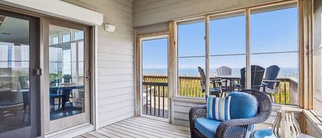 TV a schermo piatto, lettore DVD, impianto stereo