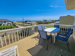 Outdoor dining - Block N Tackle 🏖️ Semi-Oceanfront, 4 BR Property with easy Beach Access 🏖️ (Southern Shores)