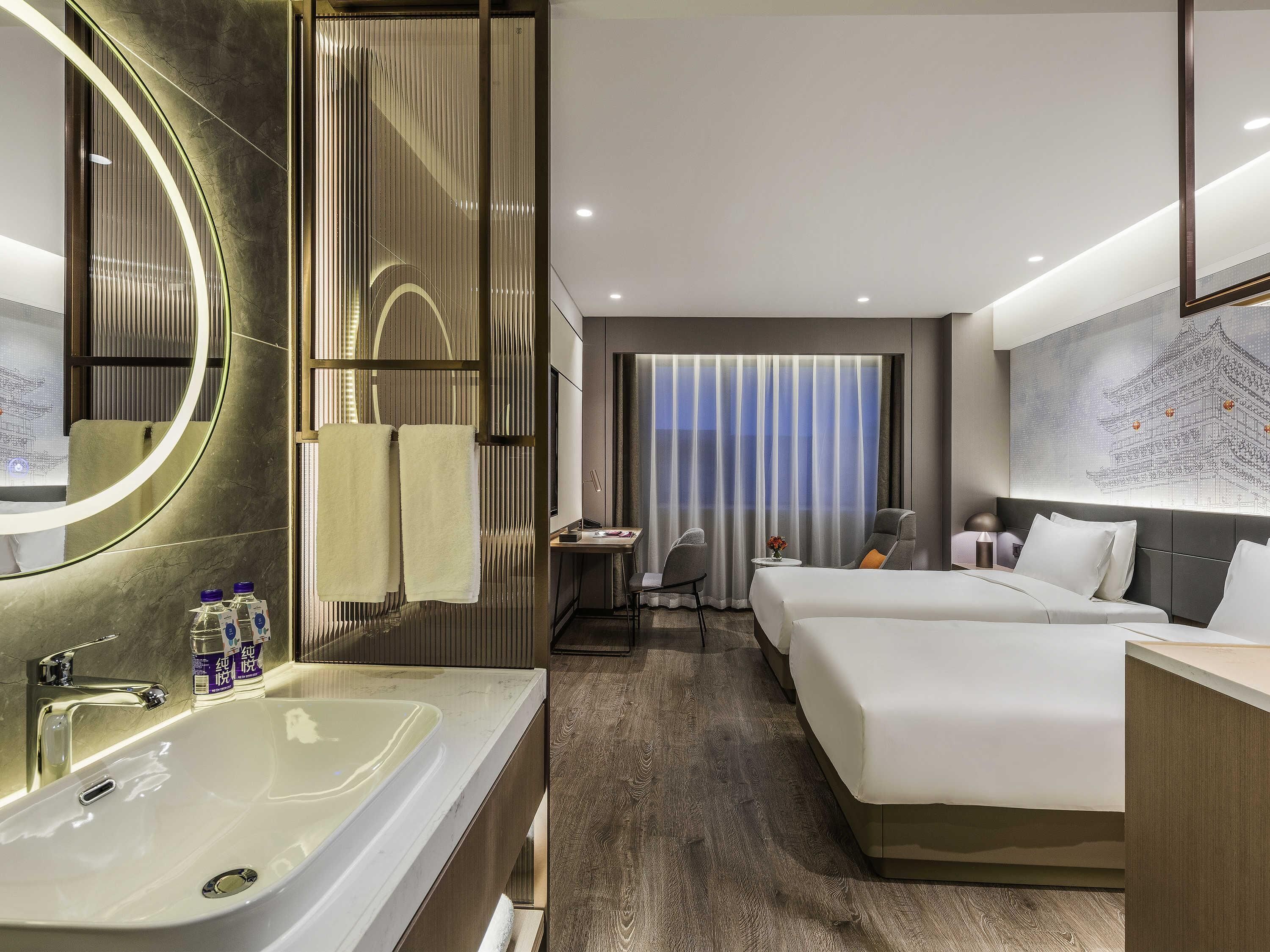 Quarto superior, 2 camas de solteiro | Edredons de pluma, frigobar, cofres nos quartos, cortinas blackout