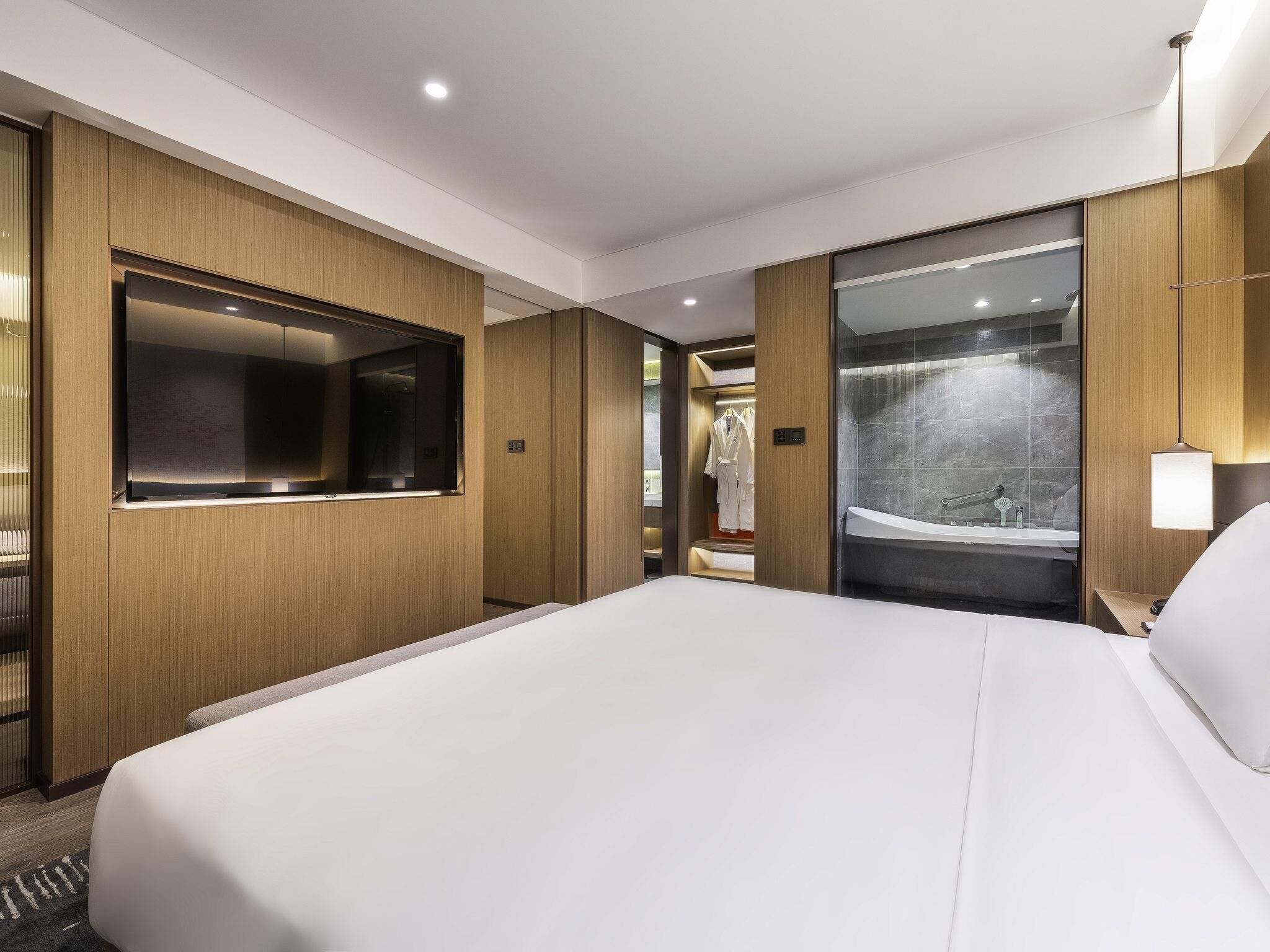 高级套房, 1 张特大床 | 羽绒被、迷你吧、客房内保险箱、遮光窗帘