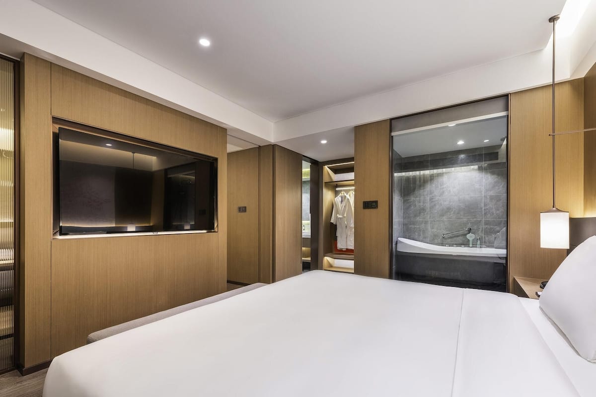 Suite superior, 1 cama de matrimonio grande | Edredones de plumas, minibar, caja fuerte y cortinas opacas