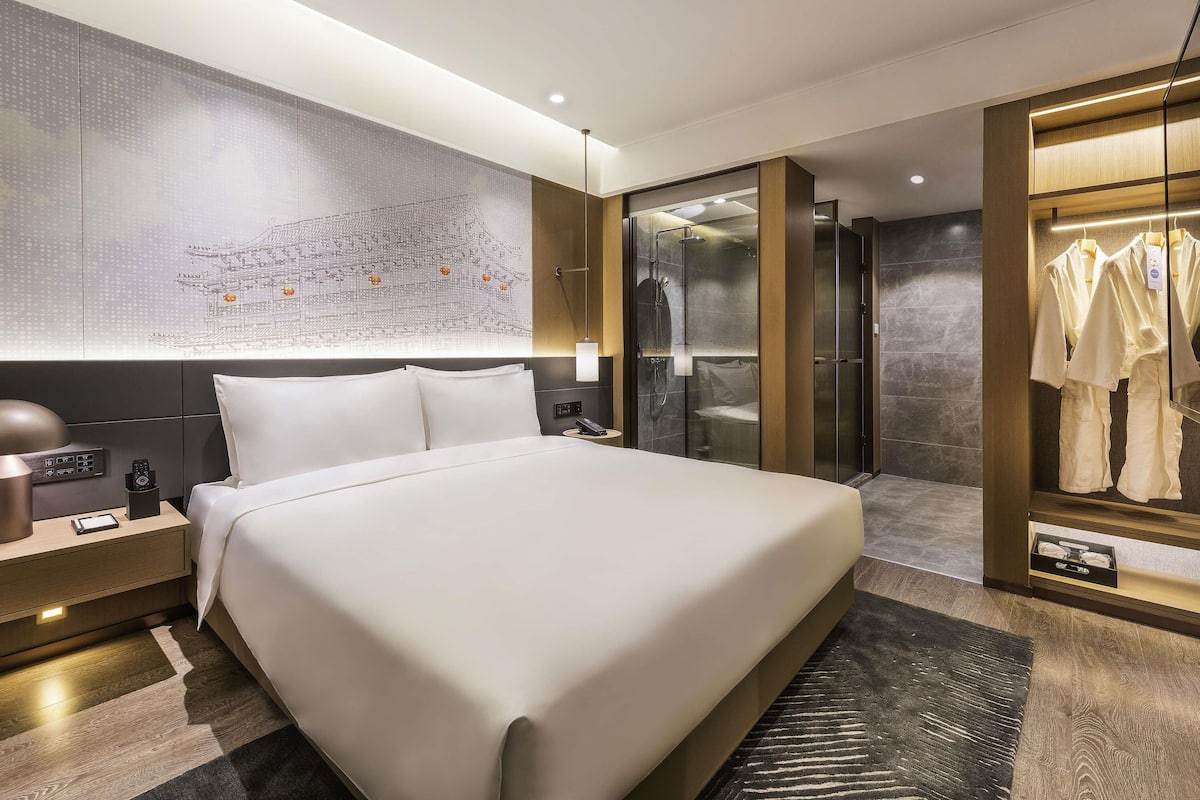 Phòng cơ bản, 1 giường cỡ king (Privilege) | Chăn bông, minibar, két bảo mật tại phòng, màn/rèm cản sáng