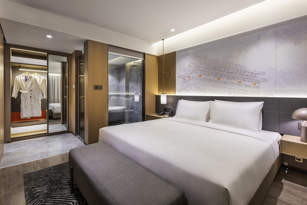 Superior-Suite, 1 King-Bett | Daunenbettdecken, Minibar, Zimmersafe, Verdunkelungsvorhänge