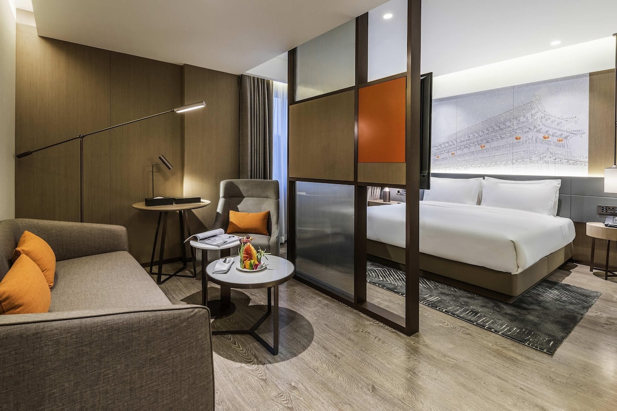 Cubrecamas, minibar y caja de seguridad en la habitación