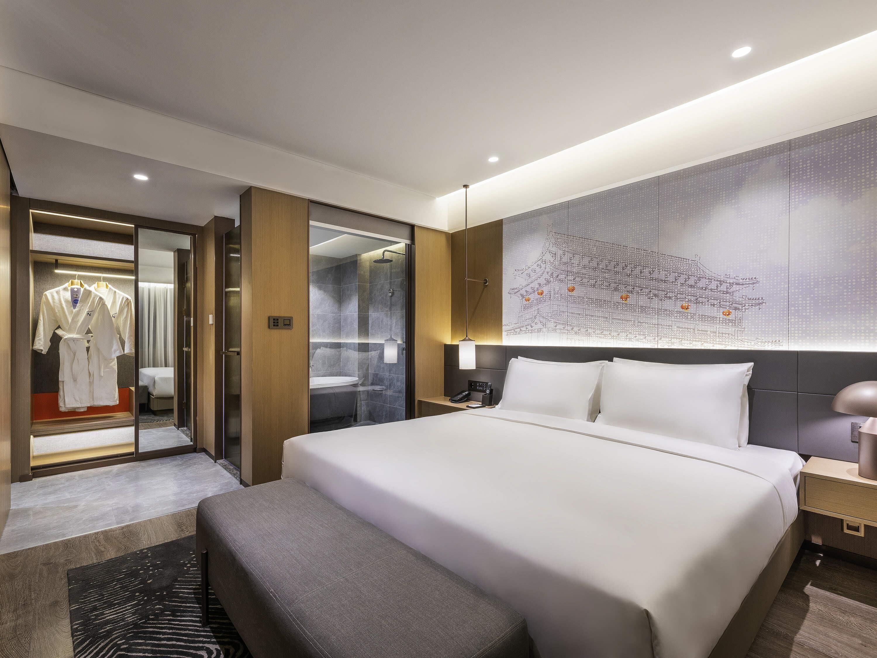 Suíte superior, 1 cama King | Edredons de pluma, frigobar, cofres nos quartos, cortinas blackout