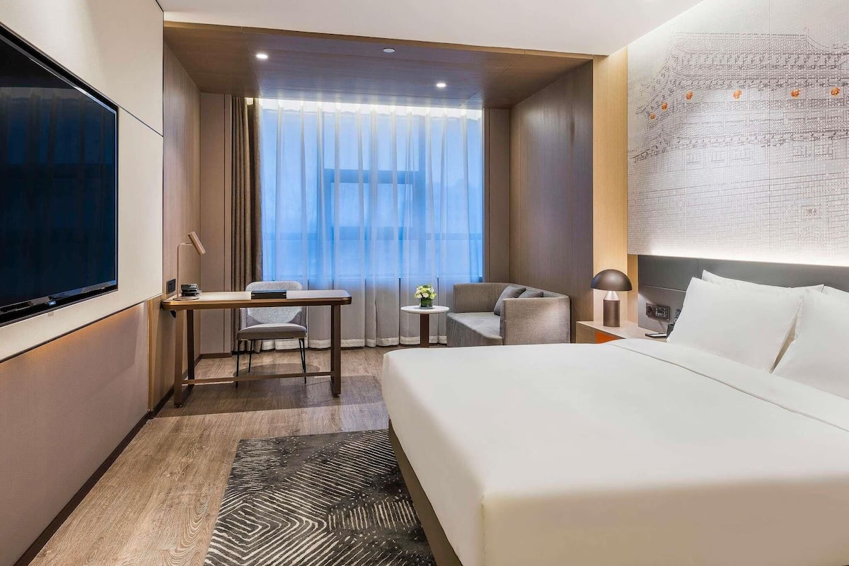 Deluxe Room, 1 King Bed | Down comforters, minibar, in-room safe, blackout drapes