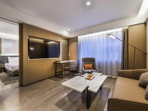 Cubrecamas, minibar y caja de seguridad en la habitación 