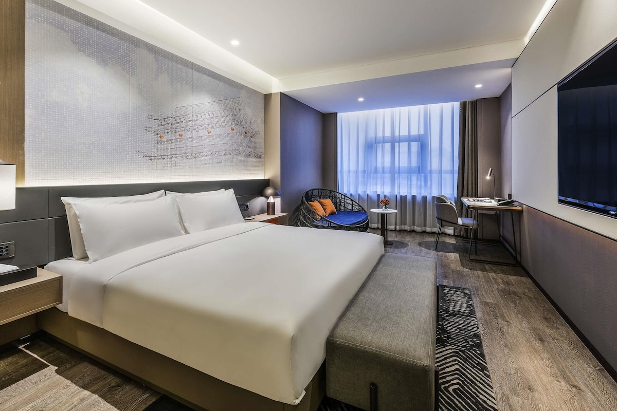 Cubrecamas, minibar y caja de seguridad en la habitación