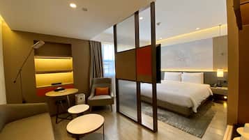 客房, 1 张特大床 (Privilege) | 羽绒被、迷你吧、客房内保险箱、遮光窗帘