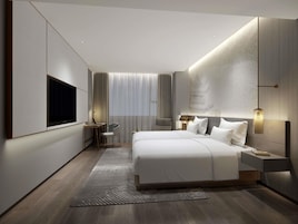 Cubrecamas, minibar y caja de seguridad en la habitación 