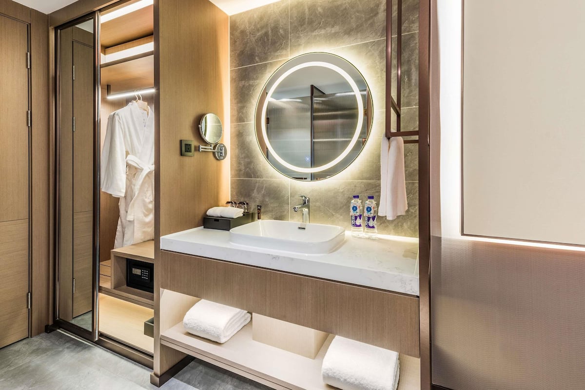 Edredons de pluma, frigobar, cofres nos quartos, cortinas blackout