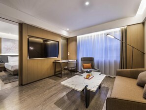 Suite Superior, 1 letto king | Copriletto in piuma, minibar, una cassaforte in camera, tende oscuranti