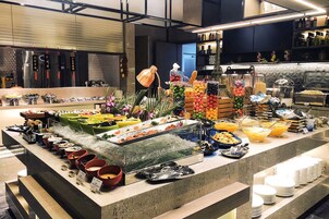 Daily buffet breakfast (CNY 98 per person)
