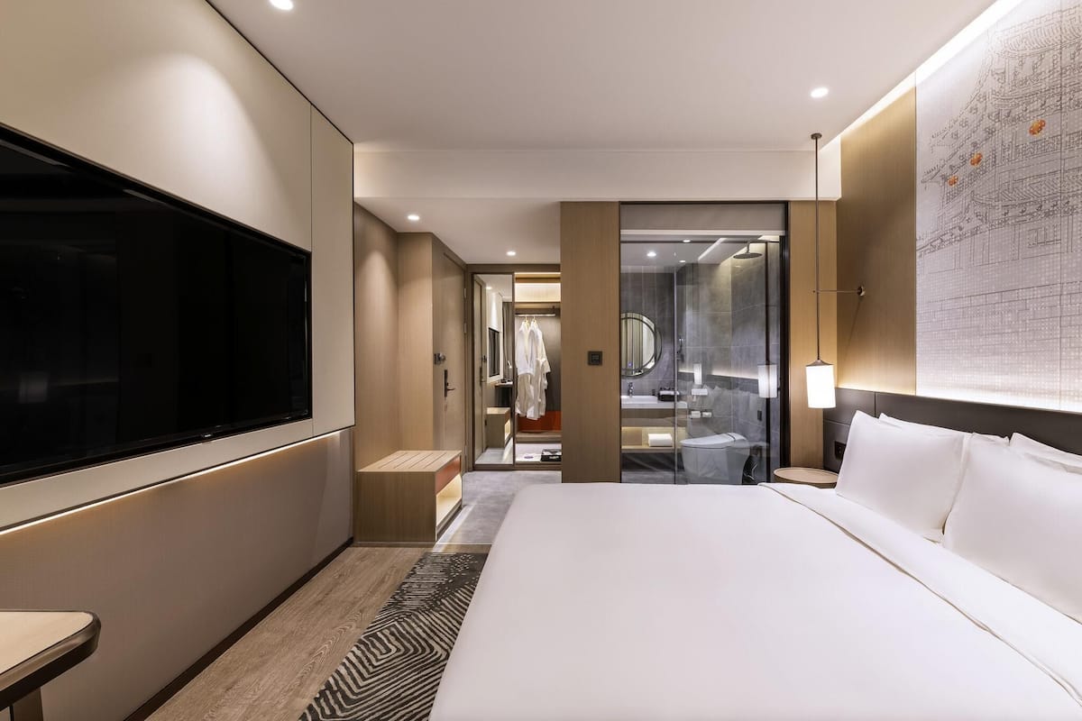 Standard Room, 1 King Bed | Down comforters, minibar, in-room safe, blackout drapes
