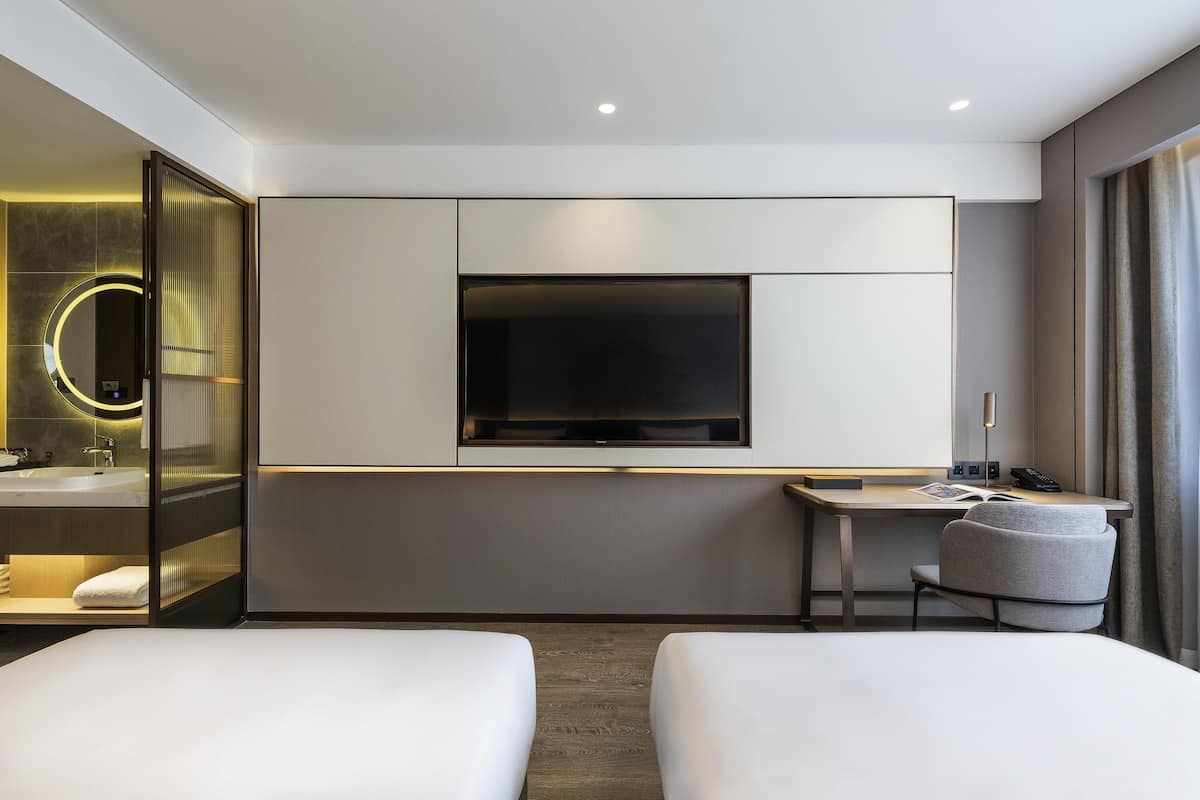 Quarto superior, 2 camas de solteiro | Edredons de pluma, frigobar, cofres nos quartos, cortinas blackout