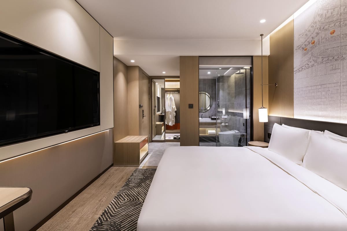 Habitación estándar, 1 cama de matrimonio grande | Edredones de plumas, minibar, caja fuerte y cortinas opacas