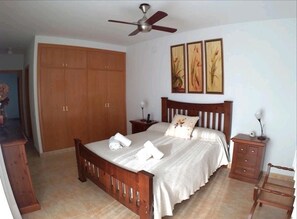 4 bedrooms, iron/ironing board, travel cot, free WiFi - House with private swimming pool and garden 7 minutes walk off the beach. (Cunit)