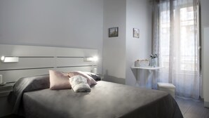 Double Room (Silver) | Premium bedding, desk, WiFi (free) - La casa di Alje (Naples)