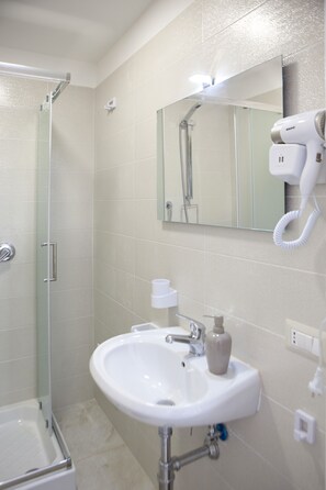 Shower, rainfall showerhead, free toiletries, hair dryer - La casa di Alje (Naples)