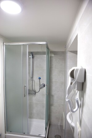 Doppelzimmer (Silver) | Badezimmer | Dusche, Regendusche, kostenlose Toilettenartikel, Haartrockner