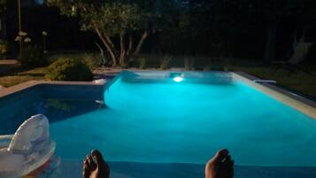 Piscine extérieure, chaises longues