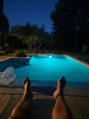 Piscine extérieure, chaises longues