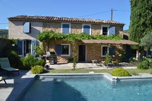 Outdoor pool, sun loungers - Een rustig verblijf in de Provence (Villecroze)