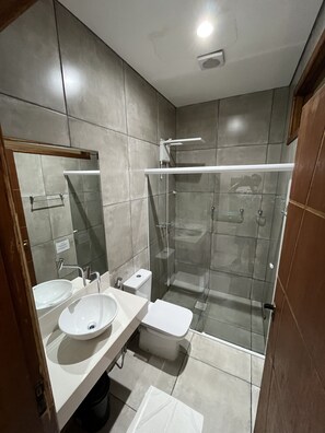 Design Double or Twin Room | Bilik Mandi | Pancuran mandi, kelengkapan dandanan diri berjenama, pengering rambut 