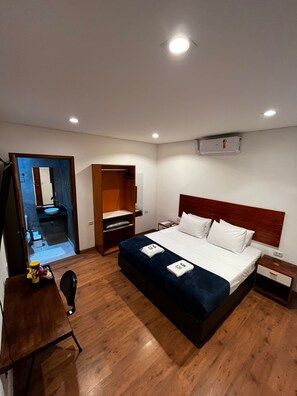 Habitación de diseñador-1 cama matrimonial o 2 individuales | Ropa de cama de alta calidad, minibar y decoración personalizada