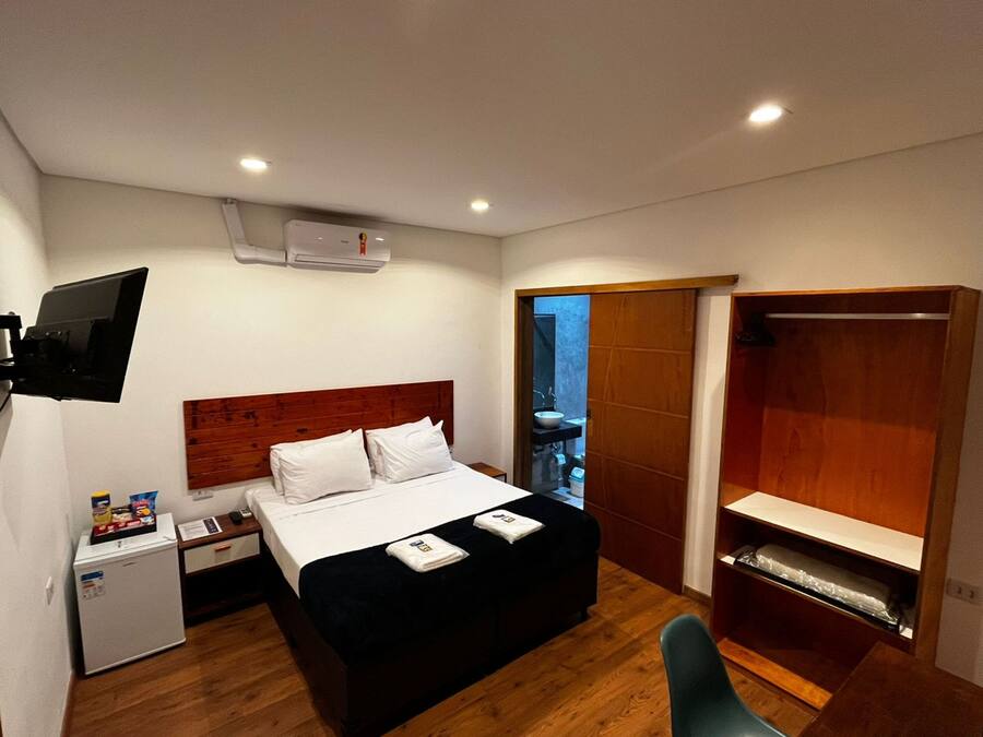 Ropa de cama de alta calidad, minibar y escritorio