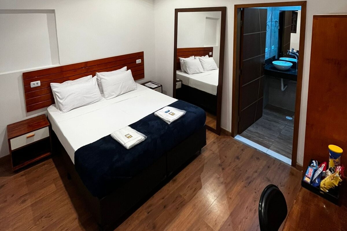 Ropa de cama de alta calidad, minibar y escritorio