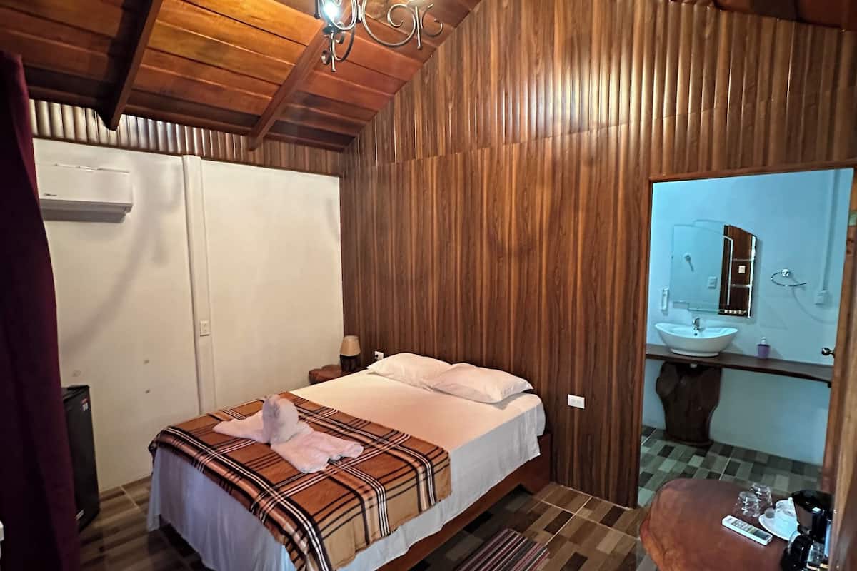 Honeymoon Cabin, 1 Queen Bed, Garden View | Hypo-allergenic bedding, minibar, blackout curtains, bed sheets