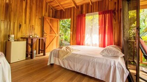 Hypo-allergenic bedding, minibar, blackout drapes, bed sheets - Arenal Rustic Lodge (Peñas Blancas)