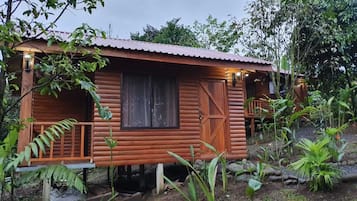 Cabaña estándar | Ropa de cama hipoalergénica, minibar, cortinas blackout y ropa de cama