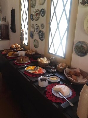 Daily buffet breakfast for a fee - Pousada Rancho Flores (Caete)