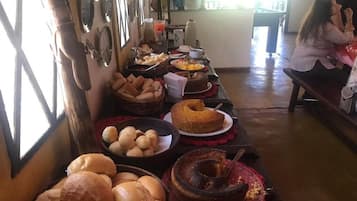 Café da manhã com buffet todos os dias mediante uma taxa